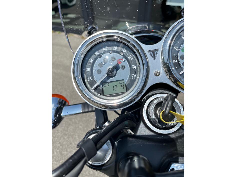 TRIUMPH BONNEVILLE T120