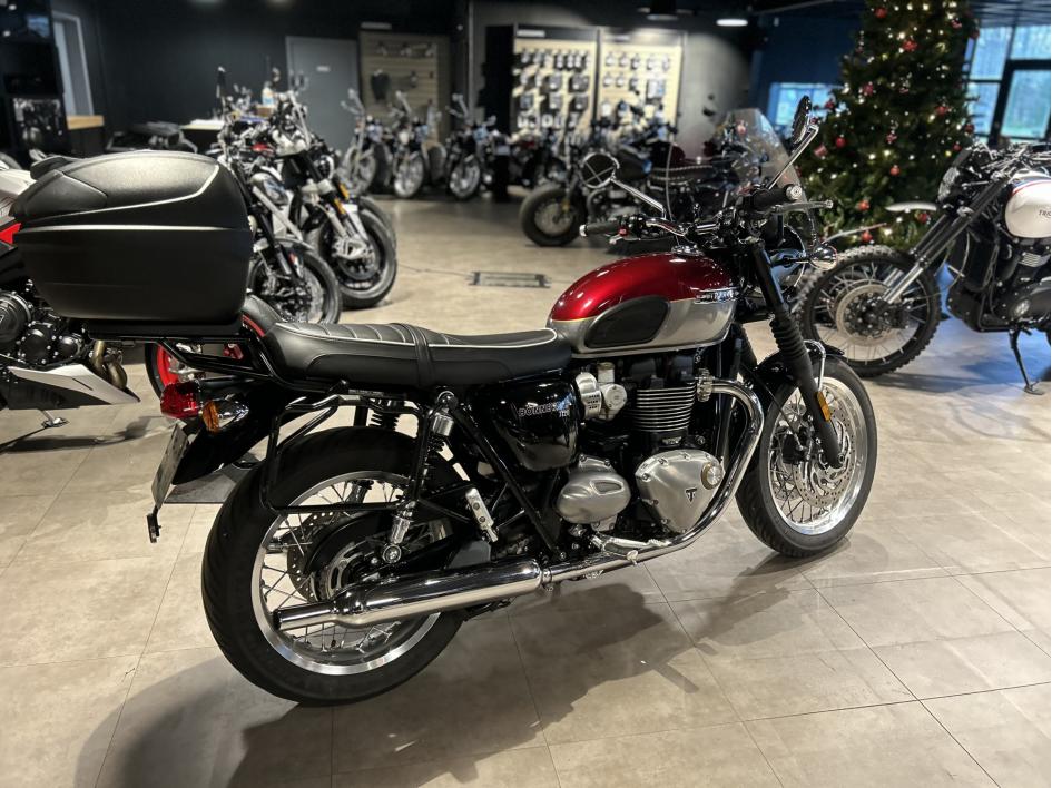 TRIUMPH BONNEVILLE T120 - 1ERE MAIN