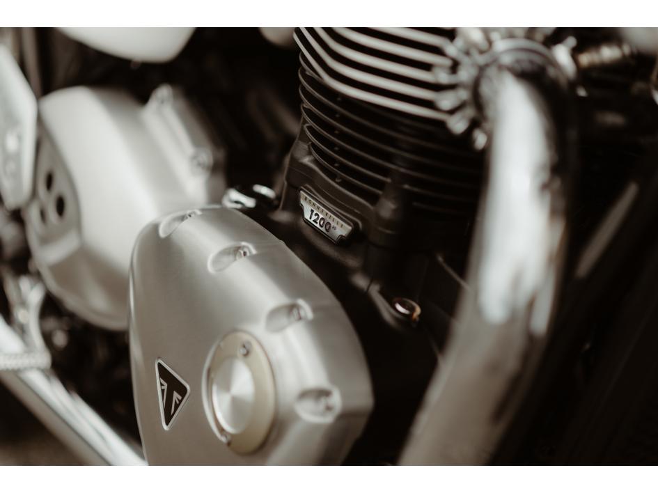 1200 THRUXTON-R CRYSTAL CLASSIC